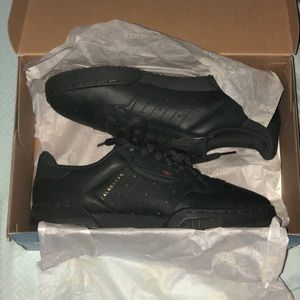 YEEZY POWERPHASE SIZE 5 (6.5 WOMENS)